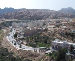 محتجون يغلقون مدخل وادي موسى لليوم الثاني احتجاجا على تجاهل الحكومة لمطالبهم