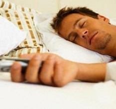 النوم بجوار الهواتف المحمولة يسبب سرطان المخ