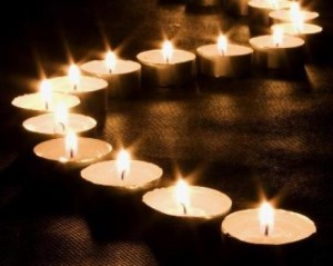 الكرك: ناشطون يشعلون شموعا للمطالبة بالاصلاح