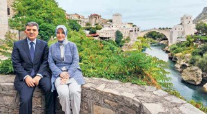 صور للرئيس التركي أثناء مساعدة زوجته بالمطبخ