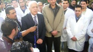 "الاطباء" تحمل "الصحة" مسؤولية الاعتداء على طبيبين