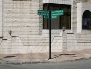 عمان : تركيب ألف عامود ضمن مشروع التسمية والترقيم