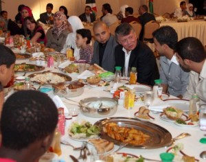 الملك والملكة يقيمان مأدبة إفطار للأيتام - صور