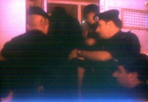 وصول طائرة شاهين والامن يقتاده مكبلاً الى سجن جويدة