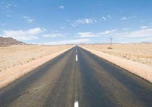 محتجون يغلقون الطريق الصحراوي  احتجاجا على تسجيل أراض في المدورة