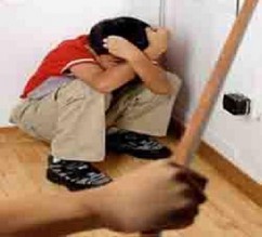 جريمة بشعة في صويلح... تاجر ذهب يقتل ابنه بعد جره بمركبته وربطه في شجرة