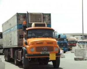 سائقو شاحنات العقبة يضربون ووعود وزارة النقل لم تنفذ