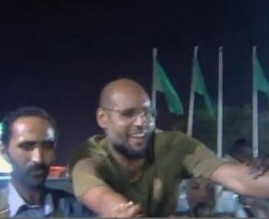 سيف الاسلام يتجول بطرابلس ويكذب خبر اعتقاله