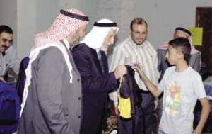 العكور يسلم حقائب مدرسية خصصها صندوق الزكاة للطلبة الفقراء
