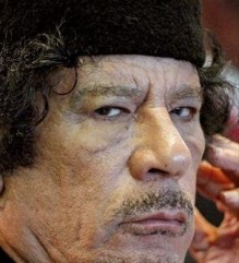 الثوار الليبيون يحتفلون بعد اقتحام مقر القذافي - فيديو