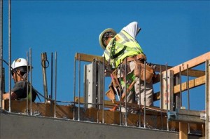 عرقلة استيراد الحديد المسلح.. شركات تتحكم بالأسعار عبر مكالمة هاتفية أو رسالة خلوية