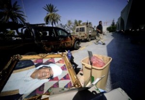 مجموعة من الثوار تحاصر القذافي وعددا من أبنائه في طرابلس