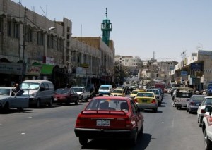 الطفيلة:عمال يضرمون النار في الحاويات احتجاجا على تأخر الـ 100 دينار