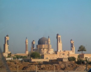 مقتل 28 عراقياً بتفجير استهدف مسجداً للسنّة في بغداد