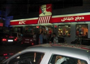 جبل الحسين: أصحاب بسطات يعتدون على مطعم بالتكسير