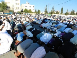 صلاتا عيد جماعية في عمان للمطالبة بالإصلاح بالاردن.. والتضامن مع الشعب السوري