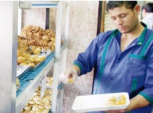 تجار: ارتفاع معدل الطلب على الحلويات