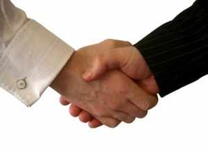 الإفتاء: التقبيل عند السلام غير مستحب شرعاً