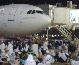 معتمرون مصريون يعتصمون على طائرة سعودية احتجاجاً