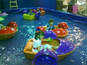 مدن الالعاب في الاردن .. مقتل طفل ومحاصرة 13