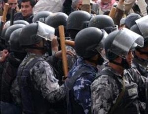 الأمن يمنع متظاهرين من دخول شارع السفارة البحرينية