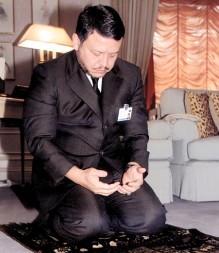 جلالة الملك .. إنهم غير مخلصين ولم يحافظوا على الدستور ولن يخدموا الأمة !!