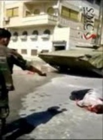 النظام السوري الظالم يعدم متظاهراً رمياً بالرصاص بدم بارد (فيديو)