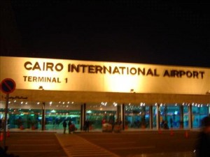 عباس يتدخل لدى السلطات المصرية للإفراج عن طائرة المساعدات المحتجزة في القاهرة