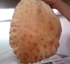 أبناء الطفيلة يرفعون أرغفة الخبز في مظاهرتهم