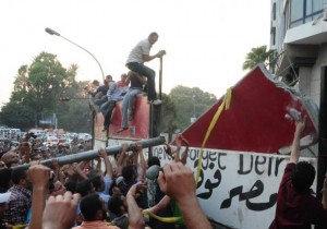 إقتحام السفارة الاسرائيلية بالقاهرة ونثر أوراقها السرية