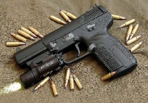 شاب يقتل شيخ عشيره وابنه رمياً بالرصاص في منطقة القويره