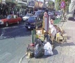 في العقبة ... تراكم النفايات في الشـوارع لـتراجـع أعمال النظافة