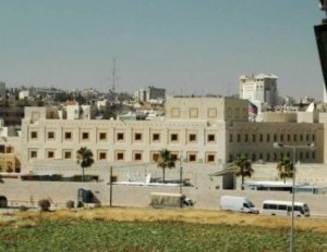 اعتصام السفارة الاميركية : الامن منع غاضبين من اجتياز الحاجز الاسمنتي وحرق علمي الولايات المتحدة واسرائيل