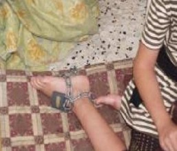 فتاة عشرينية تعيش مسلسلا من التعذيب المتواصل على يد والدها منذ ست سنوات