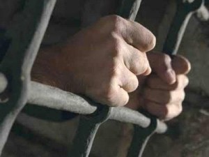 15 نزيلاً في موقر 2 يضربون أنفسهم رفضاً لسوء المعاملة.