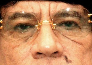 القذافي موبخا الناتو : الاطاحة بنظامي مدعاة للضحك -فيديو