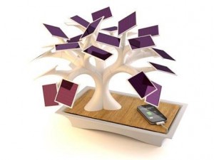 مصمم فرنسي يبتكر شجرة اصطناعية لشحن الهواتف بالطاقة الشمسية