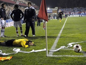 إيقاف مباراة في أوروجواي بعد إصابة حكم الراية - فيديو