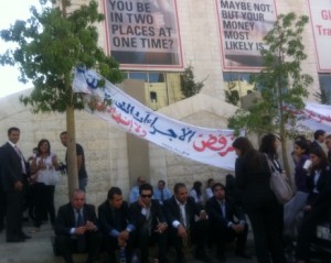 ادارة HSBC تهدد المضربين بالفصل