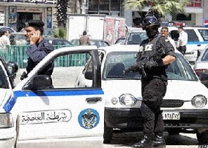 مئات المواطنين يغلقون بلدية مرصع ويعتدون على مركبة مدير الشرطة