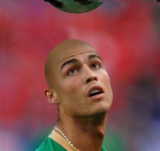 رونالدو جسد رائع ورأس ’خاوي’!!