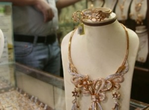الذهب يواصل انخفاضه وعيار 21 يبلغ 32.5 دينار