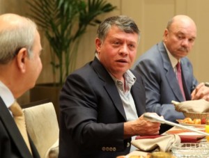 الملك يدعو لتعديل التشريعات لحماية المواطن والصحافة