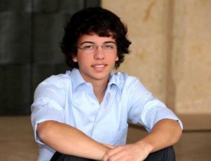 ولي العهد يشارك بإنقاذ مصابين بحادث سير