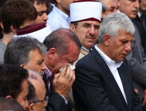 رئيس الوزراء التركي رجب أوردوغان يشيِّع جنازة والدته بالدموع"فيديو "