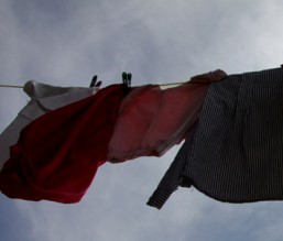 العقبة: وفاة طفلة اختناقاً بحبل غسيل أثناء اللعب