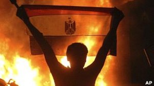 قتلا وعشرات المصابين في اشتباكات بين قوات الامن ومتظاهرين اقباط في القاهرة