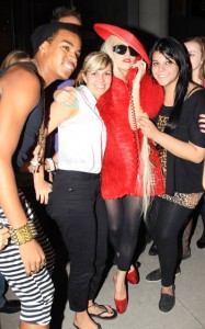 ليدى جاجا تعطى لمعجبيها خصلات من شعرها!!