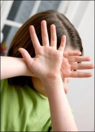 عامان ونصف لبقال اعتدى جنسيا على طفلة 5 مرات