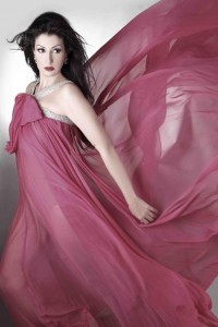 "جلابية" غادة عبد الرازق تعطل المرور بالإسكندرية